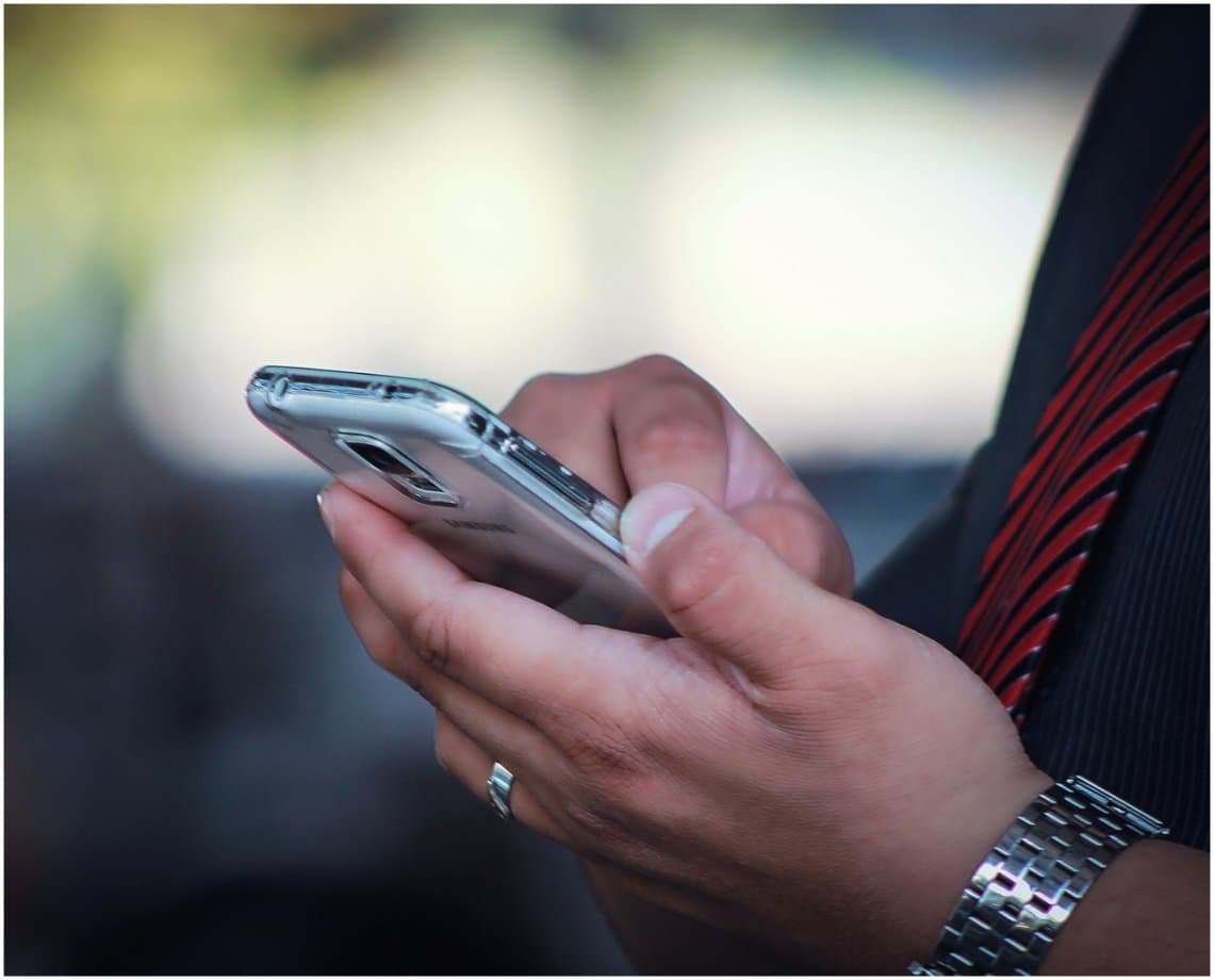 Mulher resolve trair parceiro por ele amar "mais o celular" que ela