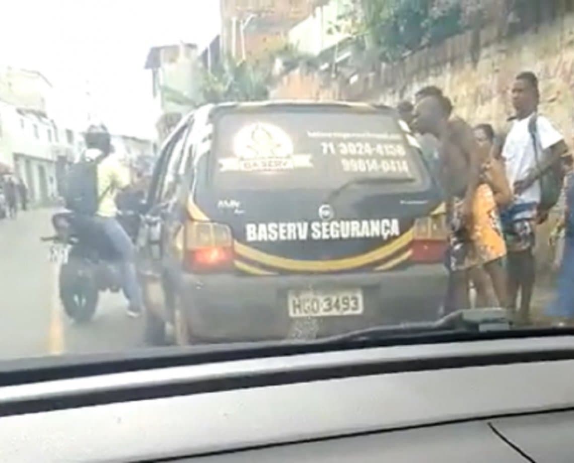 Homem é assassinado a tiros dentro de carro de empresa de segurança em Lauro de Freitas