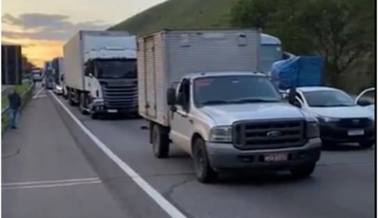 Imagem de Caminhoneiros fecham os dois sentidos da Via Dutra, principal acesso entre São Paulo e Rio Janeiro