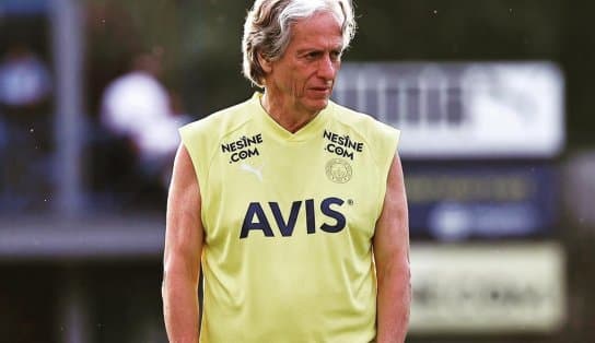 Imagem de Dias após ser vaiado, Jorge Jesus volta ao destaque após chutar jogador adversário caído por considerar cera;