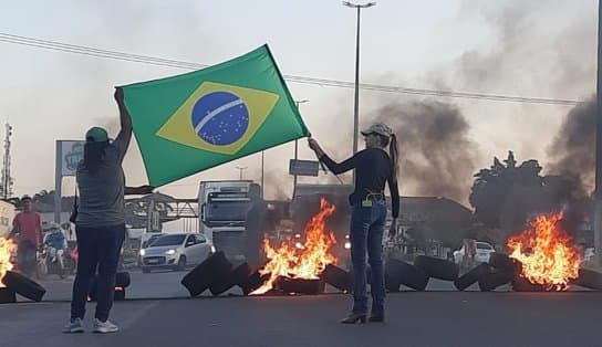 Imagem de Manifestações de caminhoeiros seguem em três rodovias baianas; veja vídeos