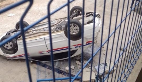 Imagem de Taxista perde controle do veículo e despenca do alto de estacionamento de mercado em Salvador 