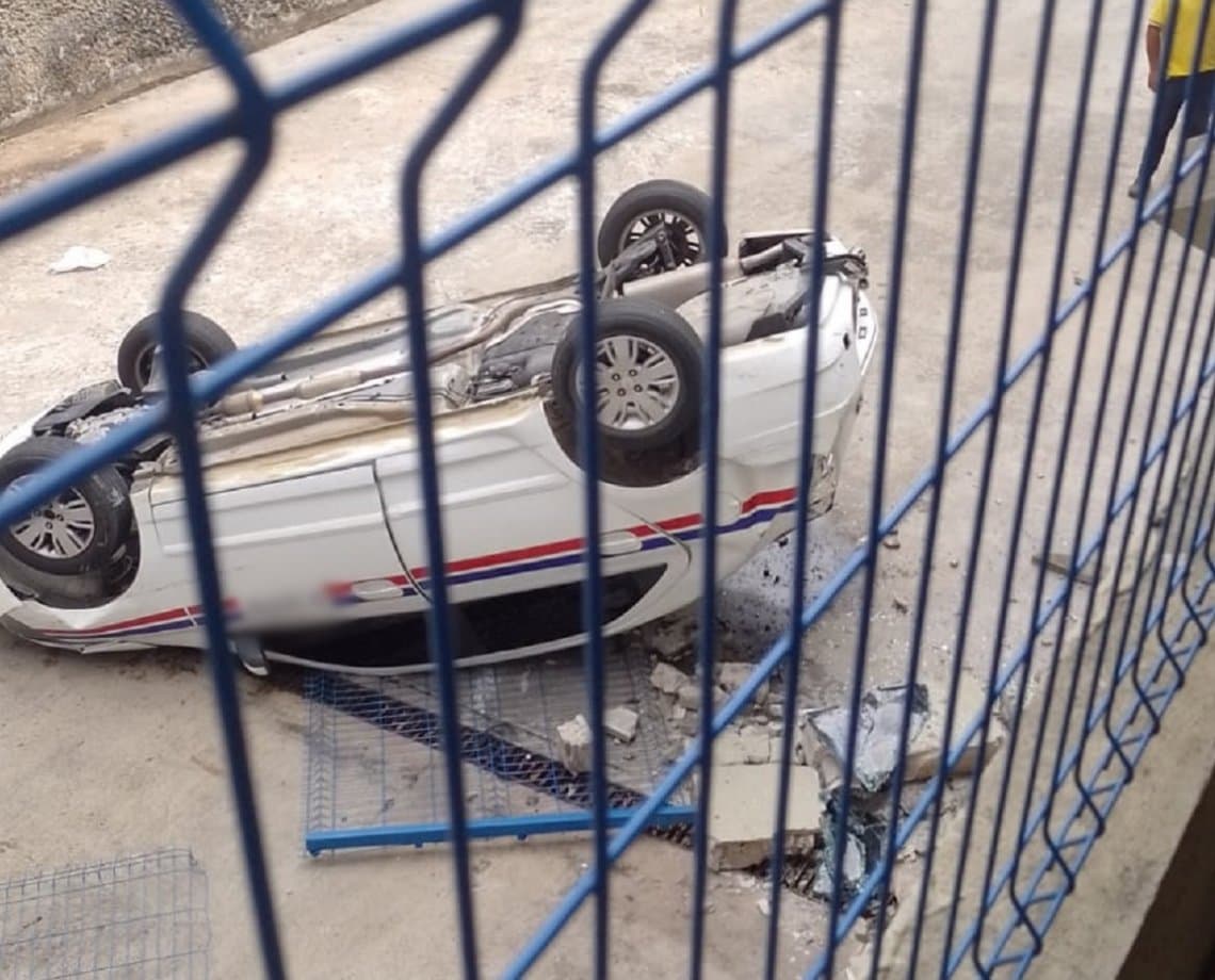 Taxista perde controle do veículo e despenca do alto de estacionamento de mercado em Salvador 