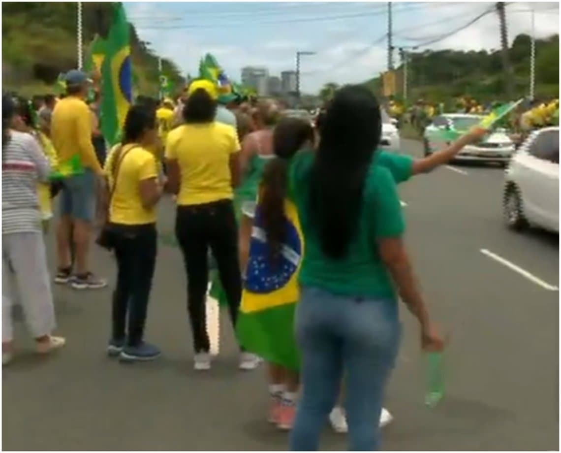 Contra o resultado das eleições, grupo protesta na Avenida Paralela, em Salvador