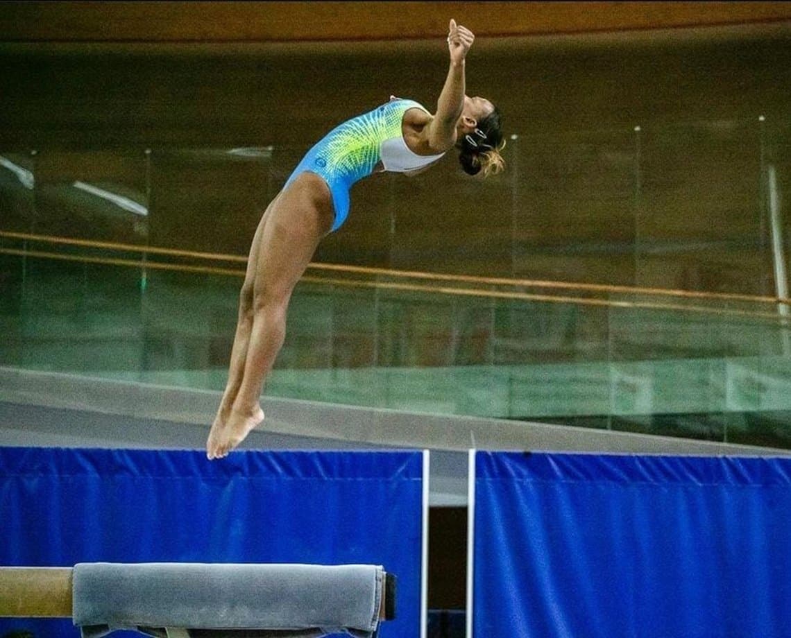 Rebeca Andrade recebe ouro inédito de melhor ginasta do mundo