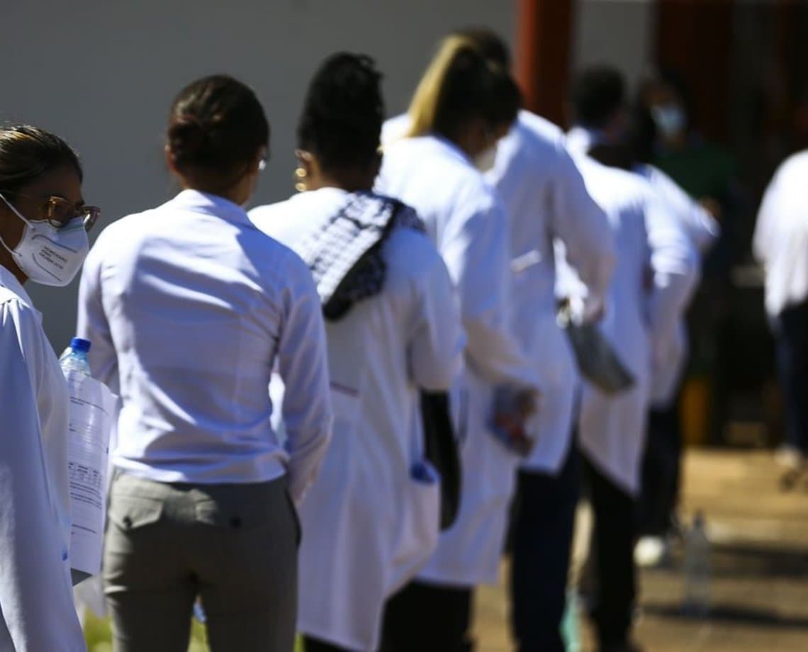 Mais de 54 mil profissionais de saúde disputam vagas de residência neste domingo