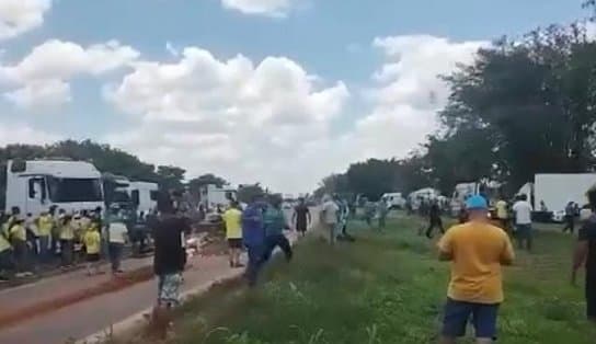 Imagem de PRF e manifestantes entram em confronto durante ação para desbloquear via