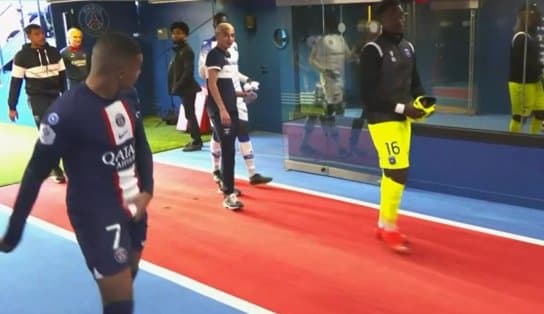 Imagem de VÍDEO: Após goleada do PSG, Mbappé provoca o adversário com mão na “pistola” 