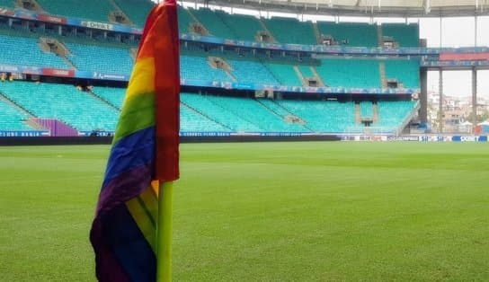 Imagem de Jogadores do Bahia e de outros clubes leiloam camisas para combate à LGBTfobia no futebol