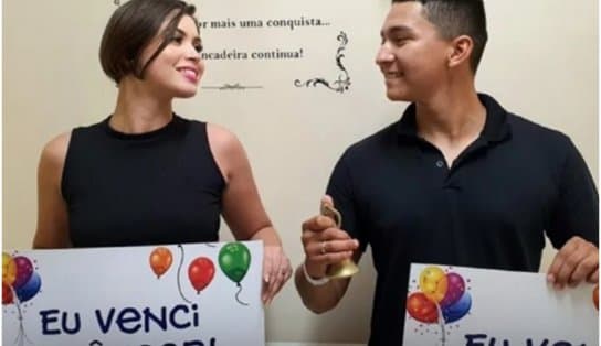 Imagem de Diagnosticado com mesmo tipo de câncer, casal recebe alta e bate "Sino da Vitória" juntos