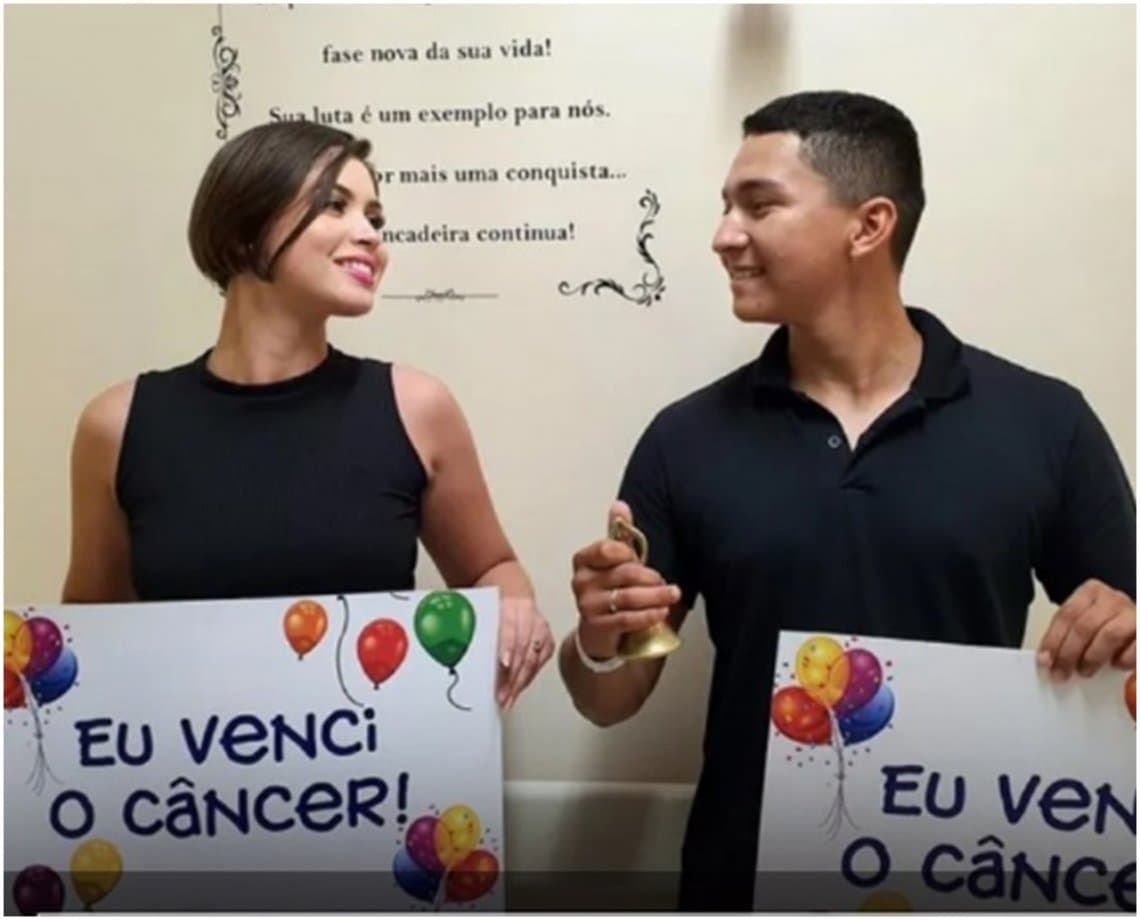 Diagnosticado com mesmo tipo de câncer, casal recebe alta e bate "Sino da Vitória" juntos