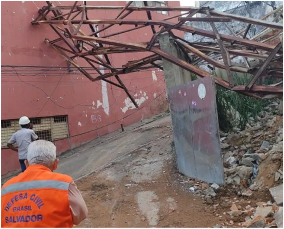 Trânsito em rua do Centro Histórico de Salvador segue interditado na manhã desta sexta após estrutura de casarão desabar