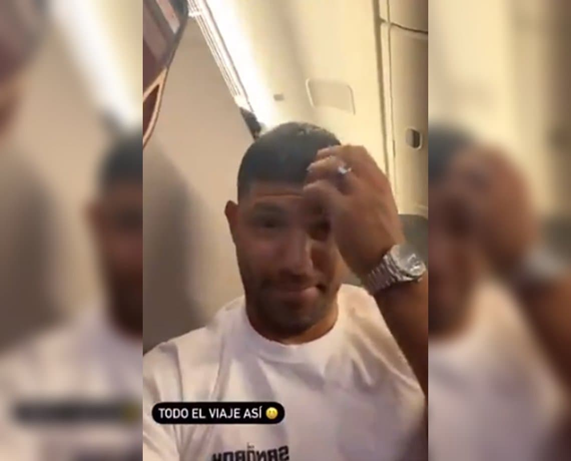 Ex-jogador da Argentina, Aguero 'sofre' em voo cheio de brasileiros: "toda a viagem assim"; veja vídeo