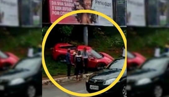 Imagem de Motorista de Ferrari perde controle de veículo e sobe meio fio da praça Lord Cochrane em Salvador 