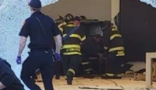 Imagem de VÍDEOS: Carro invade loja da Apple e deixa 16 feridos; um morreu