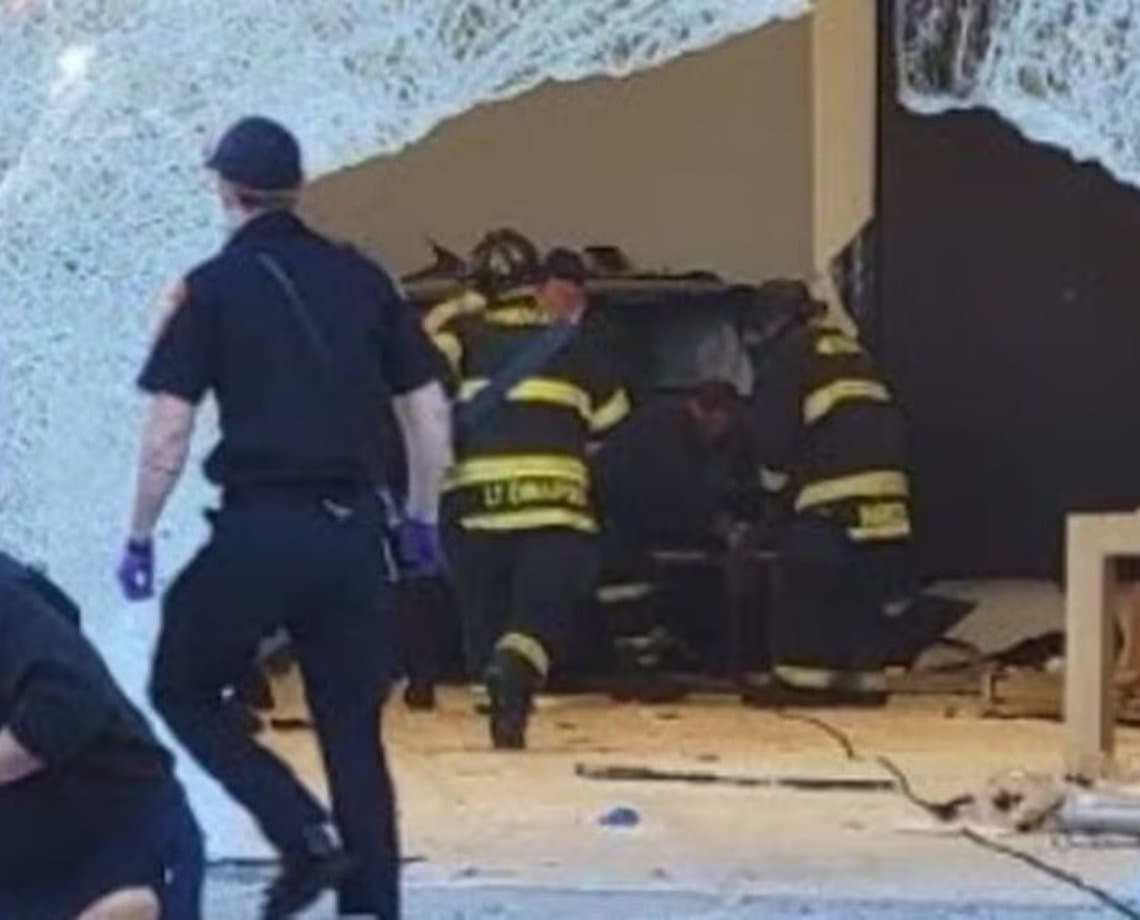 VÍDEOS: Carro invade loja da Apple e deixa 16 feridos; um morreu