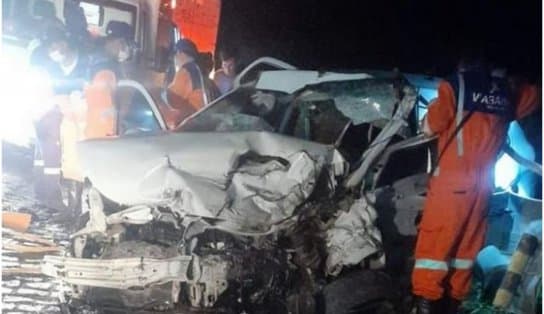 Imagem de Uma pessoa morre após grave acidente envolvendo carro de passeio e carreta, na BR-116